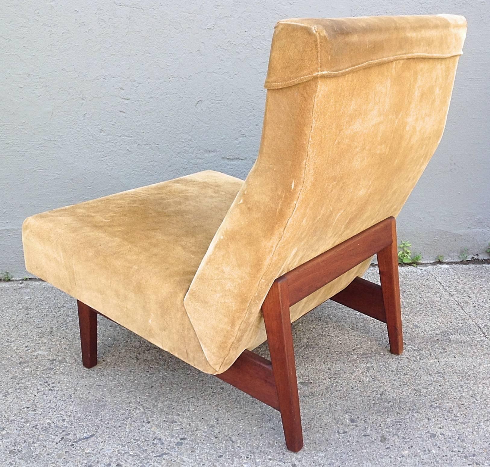 Jens Risom Slipper Chair in Suede and Walnut In Excellent Condition For Sale In Hudson, NY