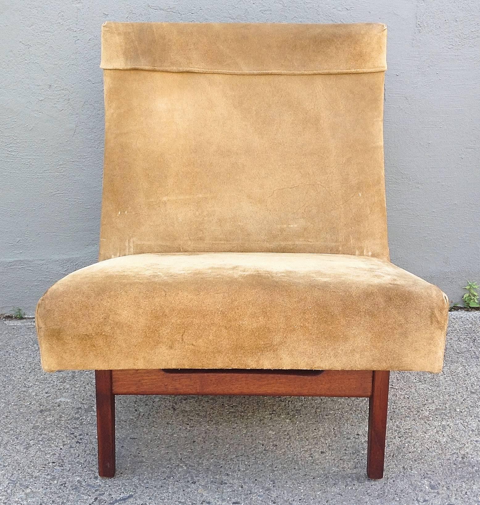 Jens Risom Slipper Chair in Suede and Walnut For Sale 2