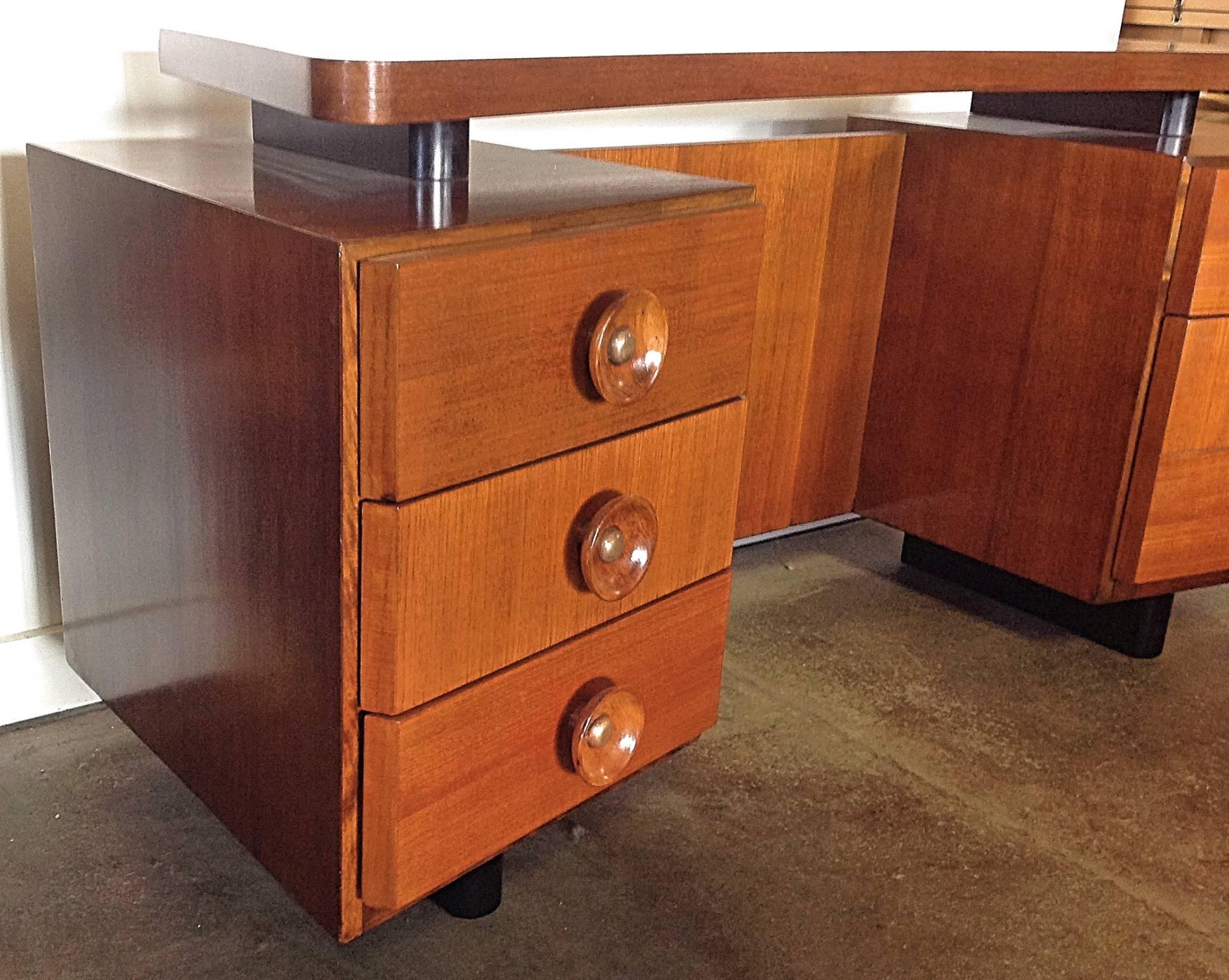 Walnut and Ash Vanity Gilbert Rohde for Herman Miller, 1940 In Excellent Condition For Sale In Hudson, NY