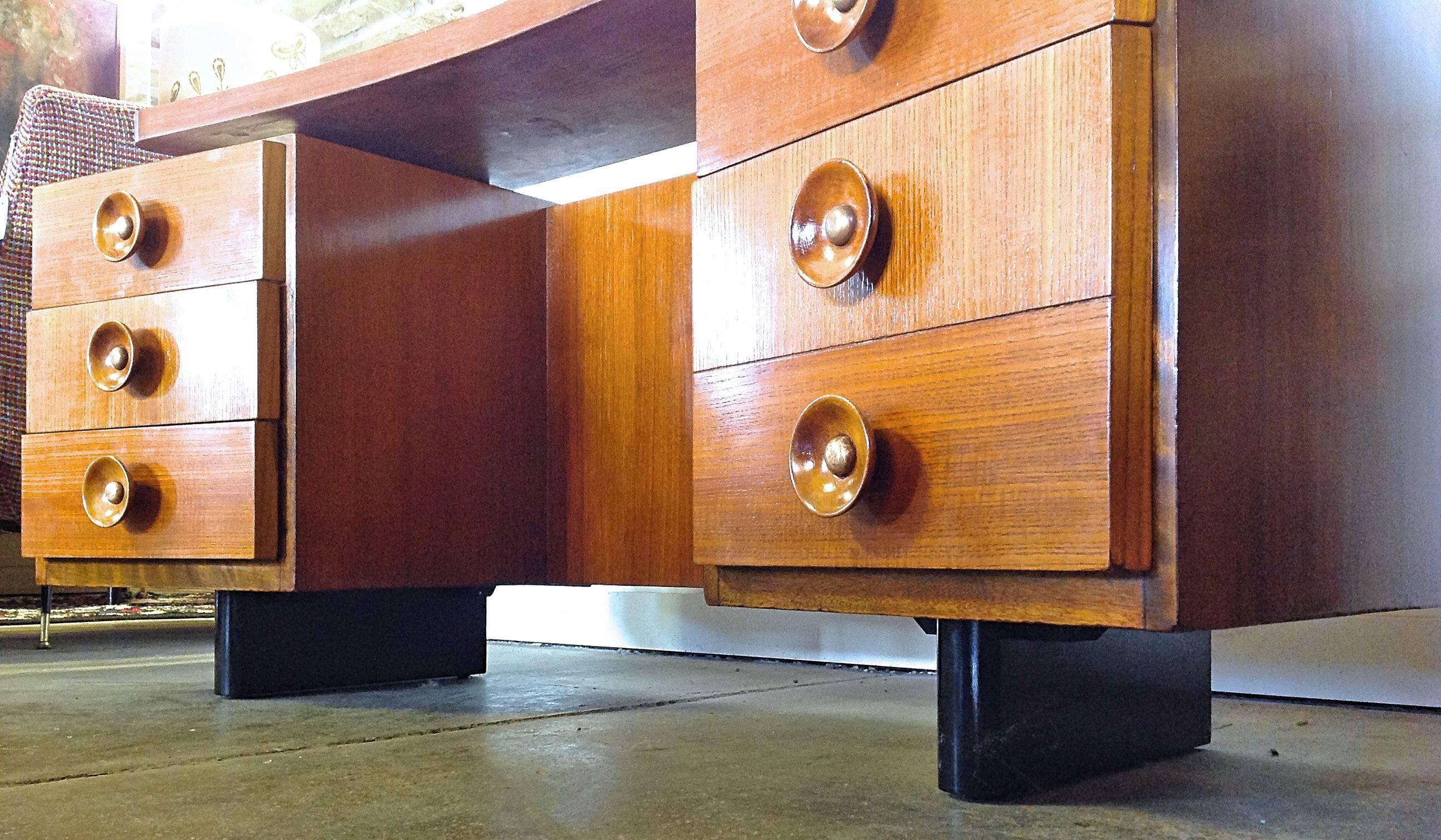 Walnut and Ash Vanity Gilbert Rohde for Herman Miller, 1940 For Sale 2