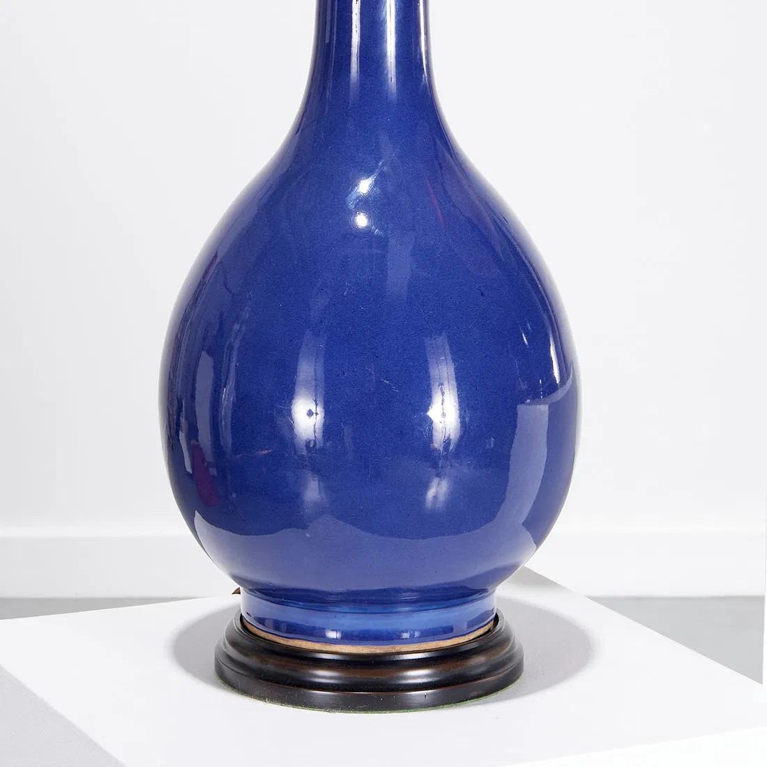 Elegantes Paar ceruleanblauer chinesischer Porzellanvasen als Lampen, um 1900 oder früher,  mit sehr feinen, speziell angefertigten himbeerroten Seidenschirmen, auf ebonisierten Sockeln 
getestet - 
Gesamtabmessungen 33