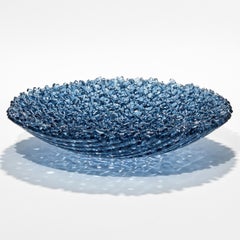 Centre de table sculptural unique en verre bleu tissé Meltwater de Cathryn Shilling