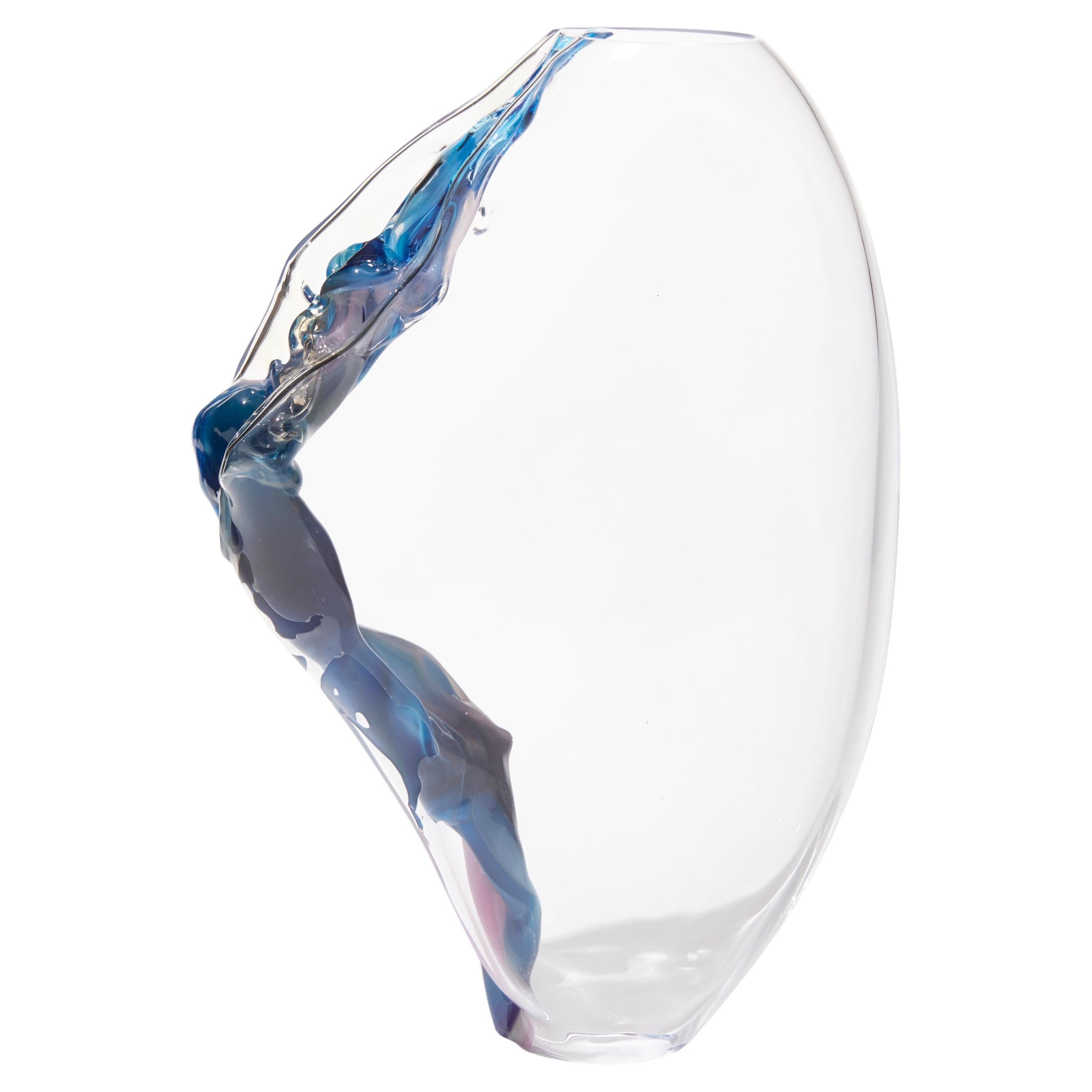 Distortion I, una scultura astratta in vetro viola, blu e trasparente di Emma Baker