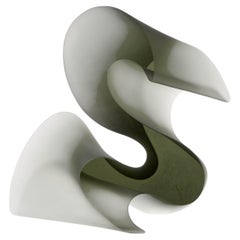 „Big Flow Grey“, eine abstrakte Skulptur aus grauem Gussglas von Karin Mørch