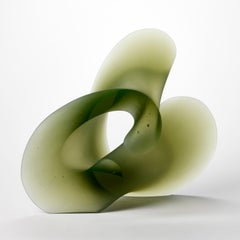 „Big Amorphous Peridot“, eine abstrakte Skulptur aus gegossenem grünem Glas von Karin Mørch