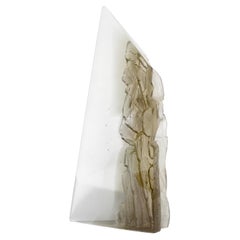 « Cliff in Amber », une sculpture en verre moulé couleur ambre réalisée par Crispian Heath