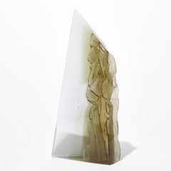 « Cliff in Amber », une sculpture en verre moulé couleur ambre réalisée par Crispian Heath