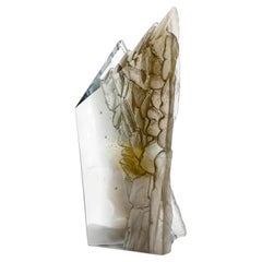 „Cliff in Amber & Steel Blue I“, eine Skulptur aus Gussglas von Crispian Heath