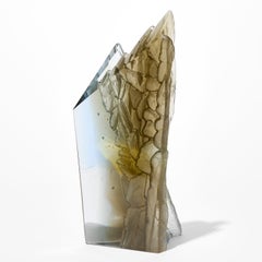 „Cliff in Amber & Steel Blue I“, eine Skulptur aus Gussglas von Crispian Heath