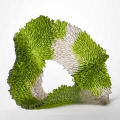 „Foliage & Sky“, eine Skulptur aus strukturiertem Grau- und Grünglas von Nina Casson Mcgarva