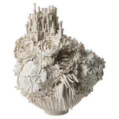 "Efflorescence VI", una scultura floreale in porcellana bianca realizzata a mano da Vanessa Hogge