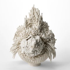 "Efflorescence VI", una scultura floreale in porcellana bianca realizzata a mano da Vanessa Hogge