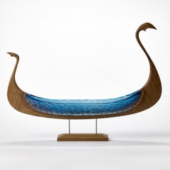 « Snake Odin », un bateau viking en verre bleu et en bois, créé par Backhaus & Brown et Egeværk