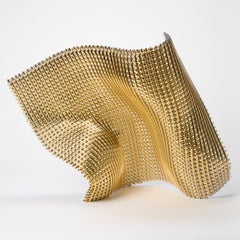 «Counterpoise II», una escultura artesanal de cristal dorado de Cathryn Shilling