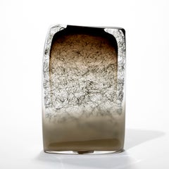 "Cryptographic 701350", scultura in vetro soffiato a mano marrone e trasparente di Louis Thompson