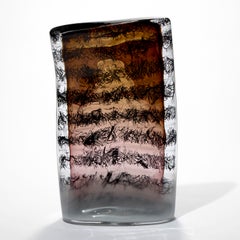 "Cryptographic 571042", scultura in vetro soffiato a mano marrone e trasparente di Louis Thompson