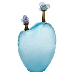 "Beyond the Vista III", una scultura in vetro blu, viola e marrone di Louis Thompson