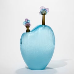 "Beyond the Vista III", una scultura in vetro blu, viola e marrone di Louis Thompson
