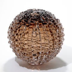 « Echinus in Tea II », sculpture en verre texturé soufflé à la main de couleur marron, réalisée par Katherine Huskie