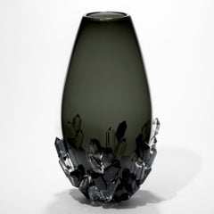 « Cristallized Midnight II », un vase en verre gris foncé orné de cristaux, créé par Hanne Enemark