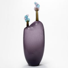 « Beyond the Vista II », une sculpture en verre aux tons violets, bleus et marron, réalisée par Louis Thompson