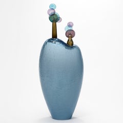 « Beyond the Vista VI », une sculpture en verre bleue, marron et violette de Louis Thompson