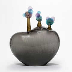 « Beyond the Vista I », sculpture en verre gris, marron, violet et bleu de Louis Thompson
