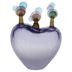 « Beyond the Vista V », une sculpture en verre aux tons violets, bleus et marron, réalisée par Louis Thompson