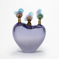 « Beyond the Vista V », une sculpture en verre aux tons violets, bleus et marron, réalisée par Louis Thompson