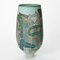 « Vetrograph Lomandra », un vase en verre soufflé à la main dans les tons vert, rouge et bleu sarcelle, créé par Anne Clifton