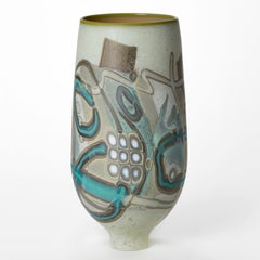 « Vetrograph Postata », un vase en verre soufflé à la main dans des tons de vert, bleu sarcelle et beige, créé par Anne Clifton