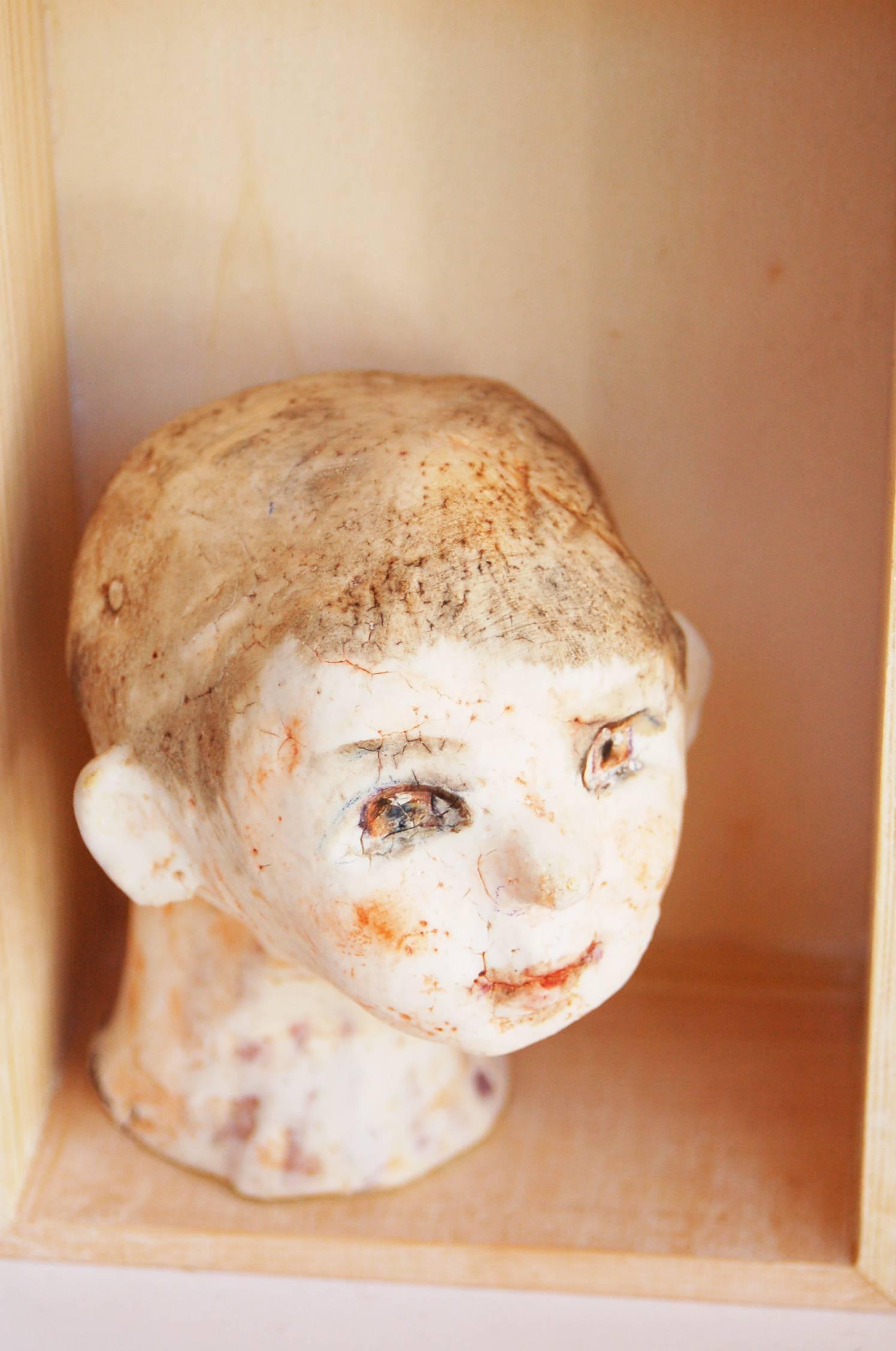 This sculpture by Macu Jordà represents two children who seem to be looking out of the window. She manages to capture the innocence of that age. Each sculpture is signed on the clay and this work comes with a 
