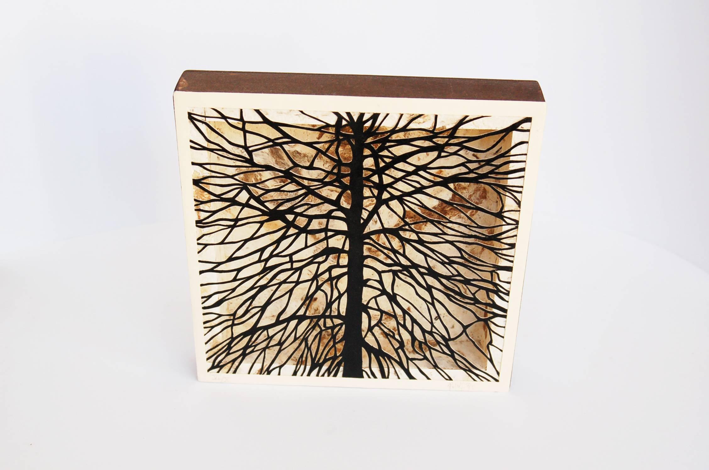 Maria Pujol's 3D engravings are beautifully delicate. She makes a print depicting branches in black ink on white paper. Then she cuts out the white paper, that is to say the space between the branches, with a scalpel. The 