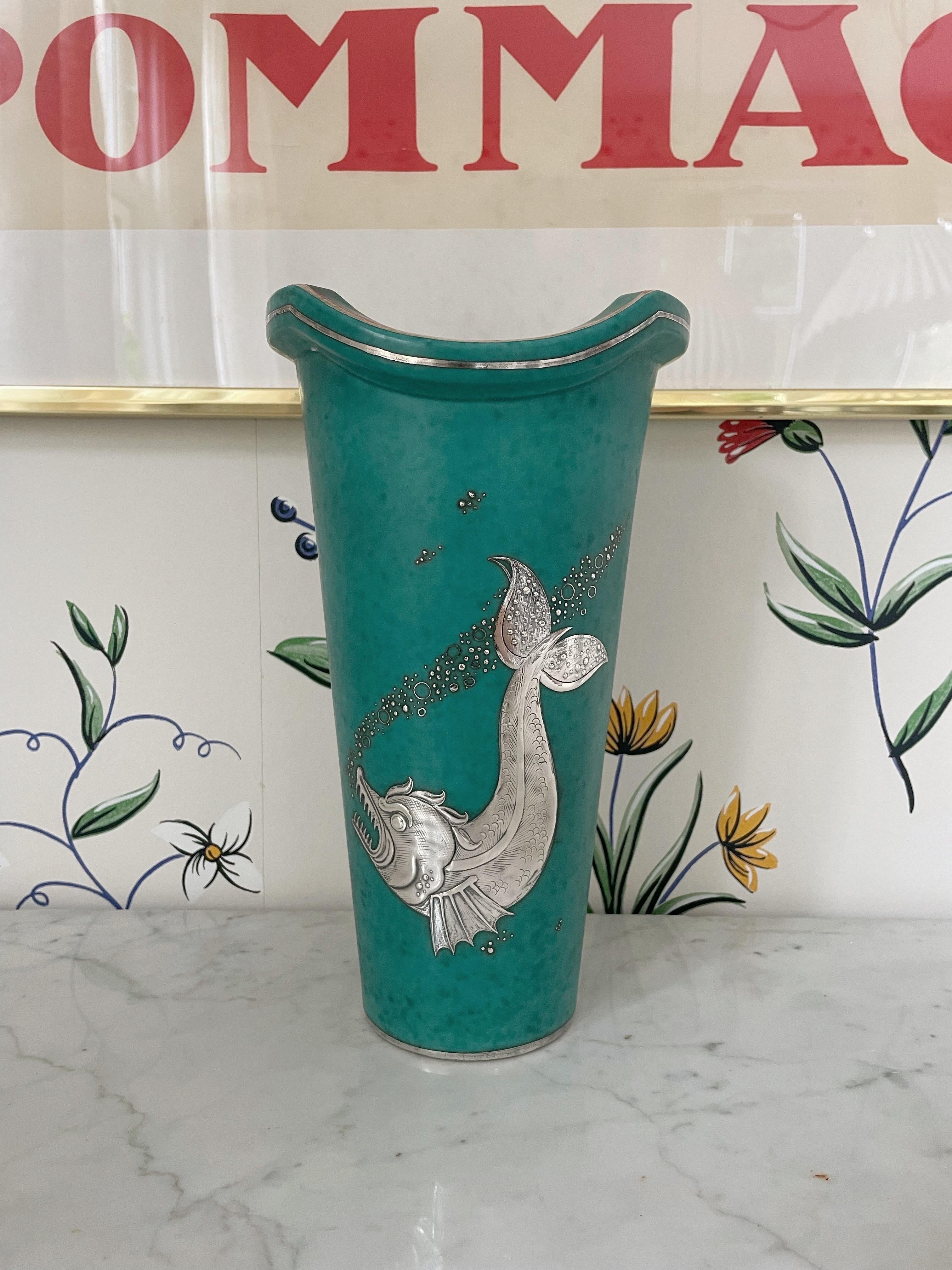 Wilhelm Kåge pour Gustavsberg Vase en argenta avec motif de créature marine en argent, Suède en vente