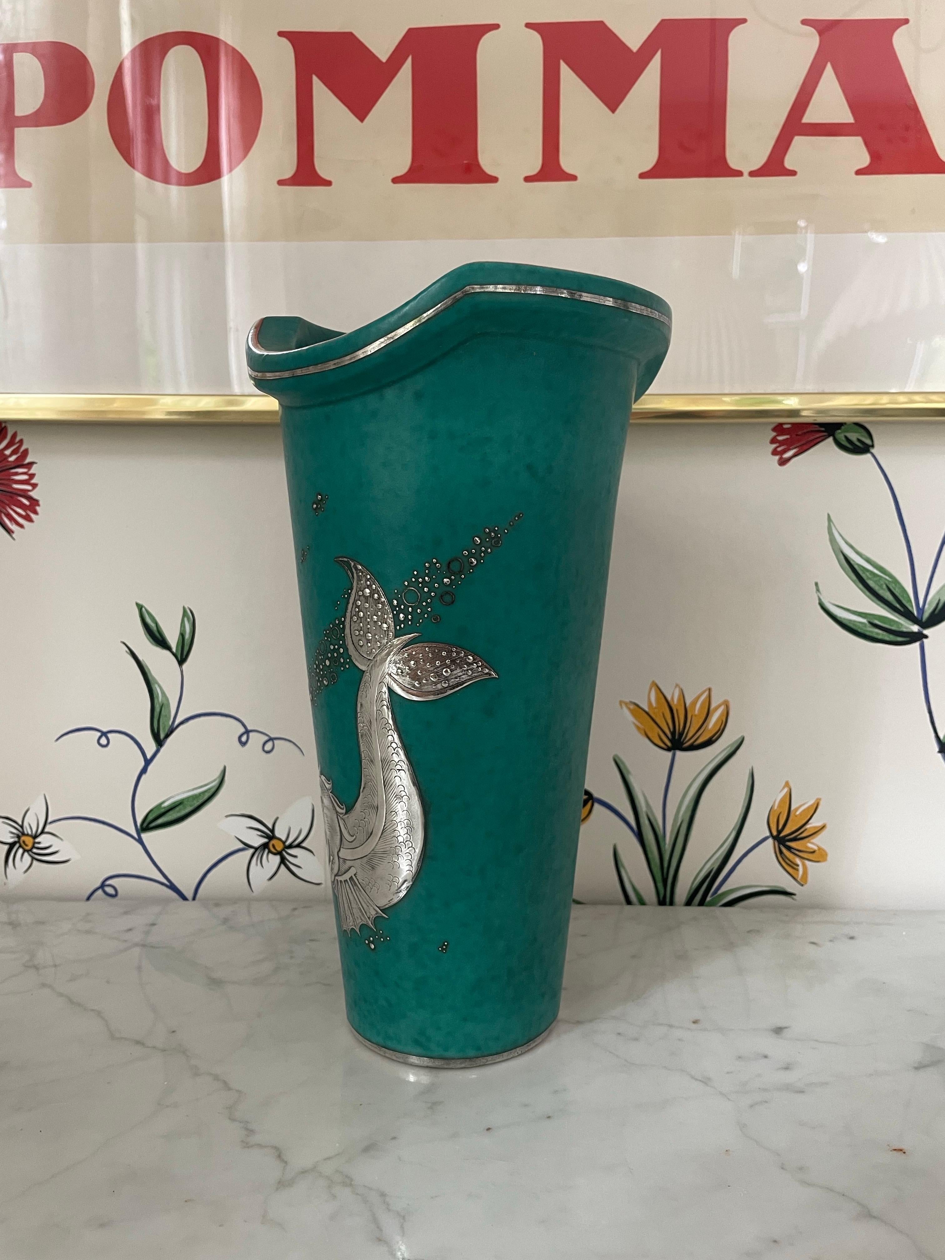 Suédois Wilhelm Kåge pour Gustavsberg Vase en argenta avec motif de créature marine en argent, Suède en vente