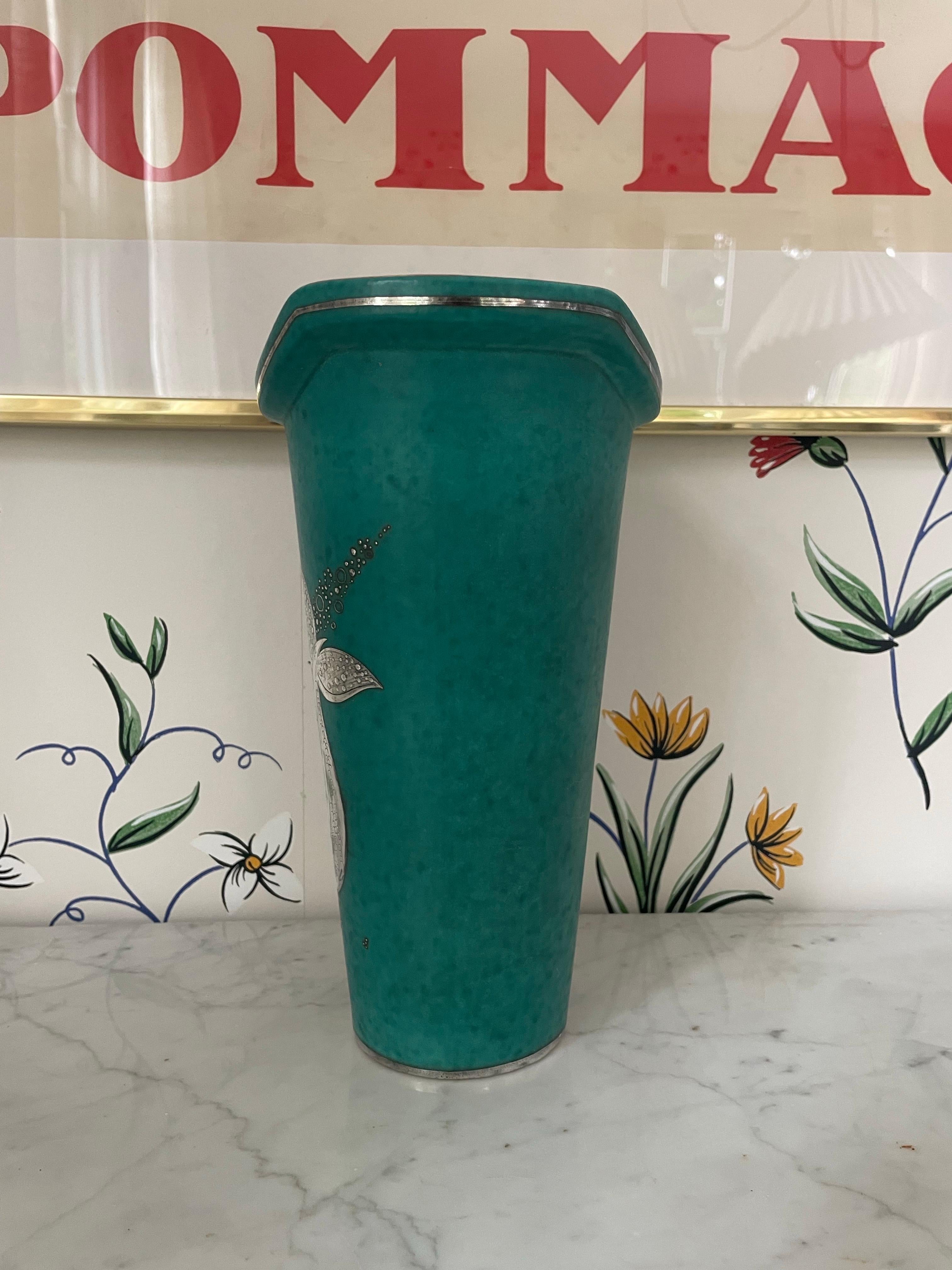 Wilhelm Kåge pour Gustavsberg Vase en argenta avec motif de créature marine en argent, Suède Bon état - En vente à Stockholm, SE