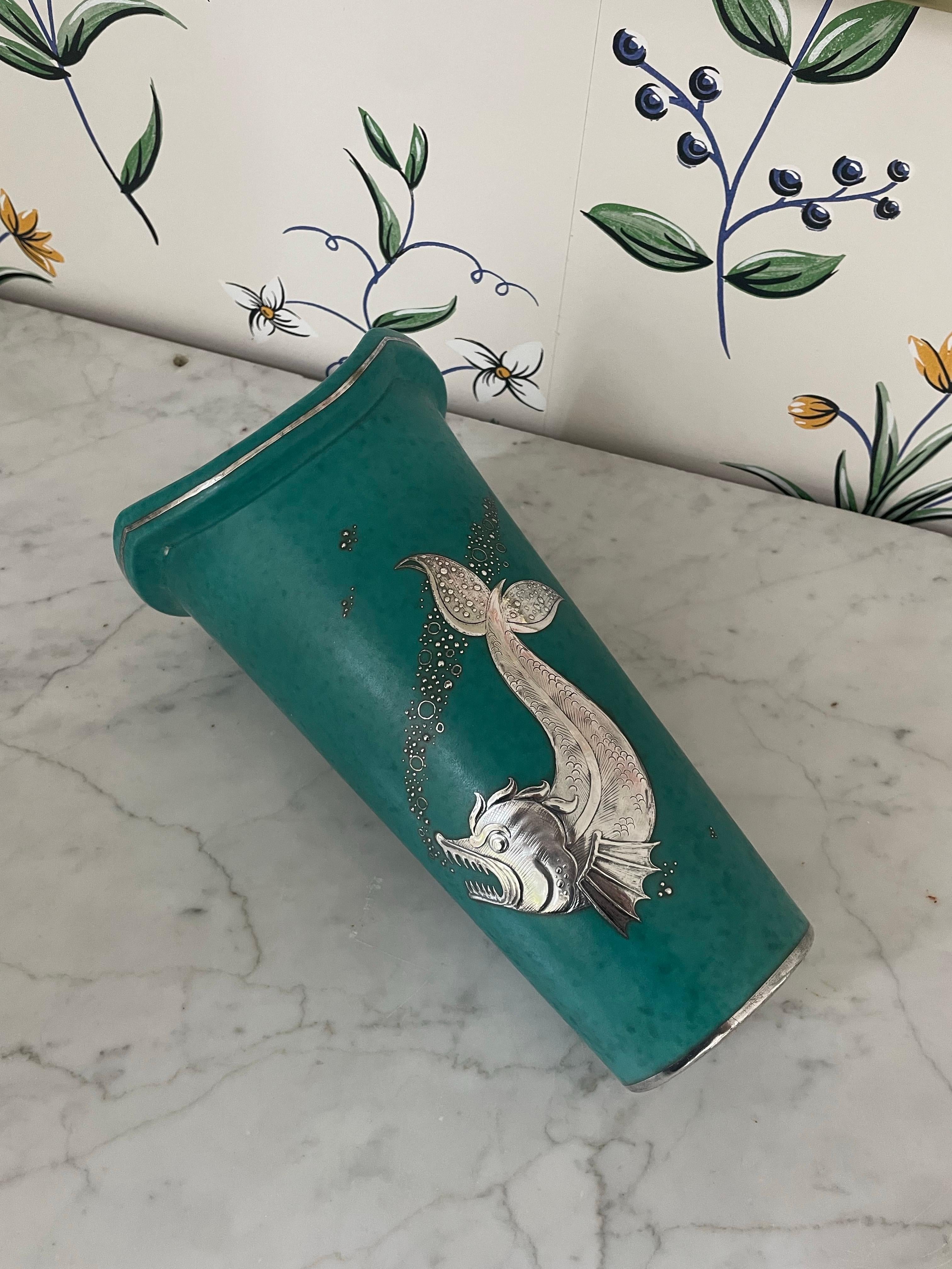 Milieu du XXe siècle Wilhelm Kåge pour Gustavsberg Vase en argenta avec motif de créature marine en argent, Suède en vente