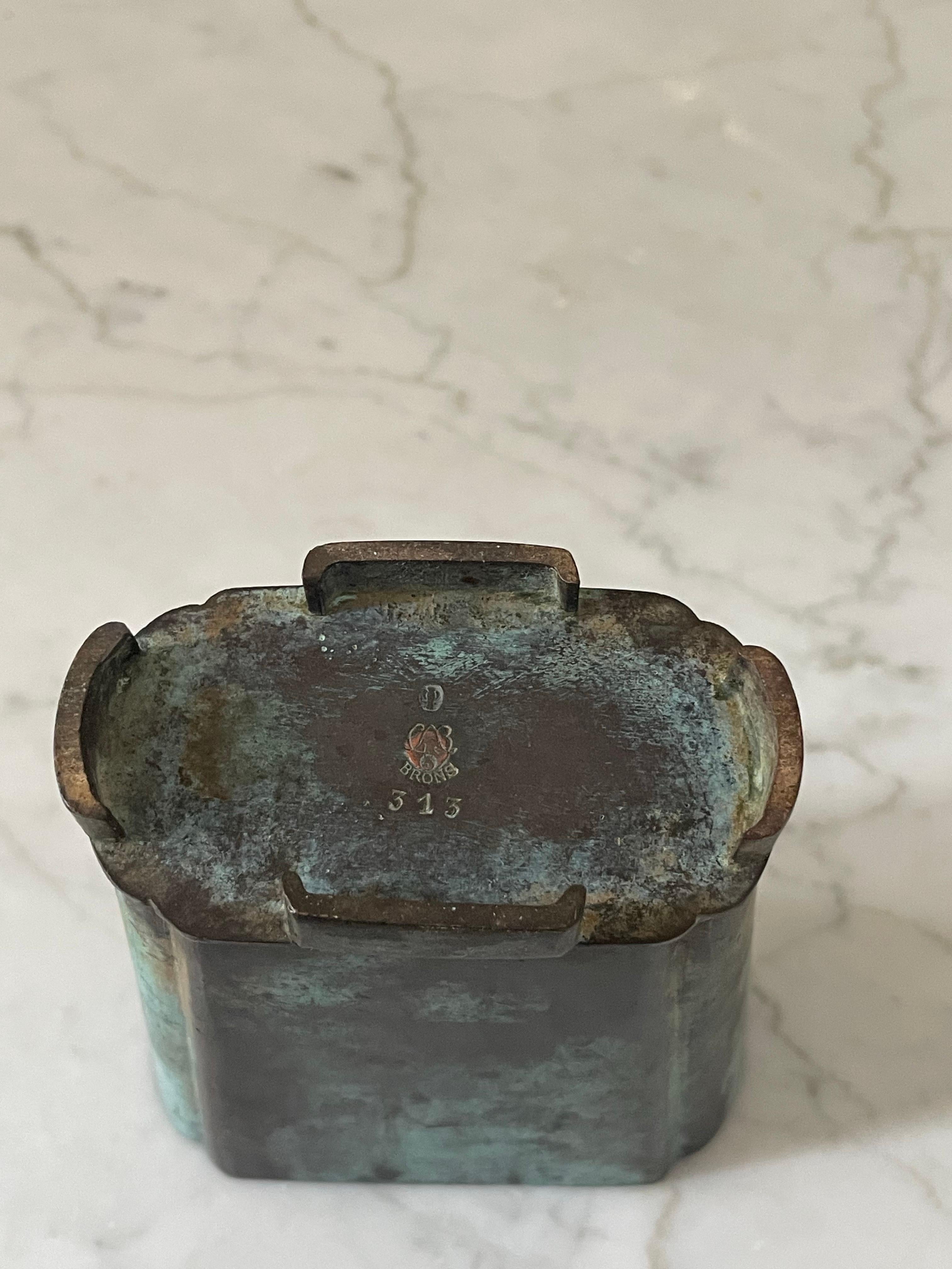 Schwedische GAB Bronzevase mit Puttenrelief - 1930er Jahre im Angebot 2