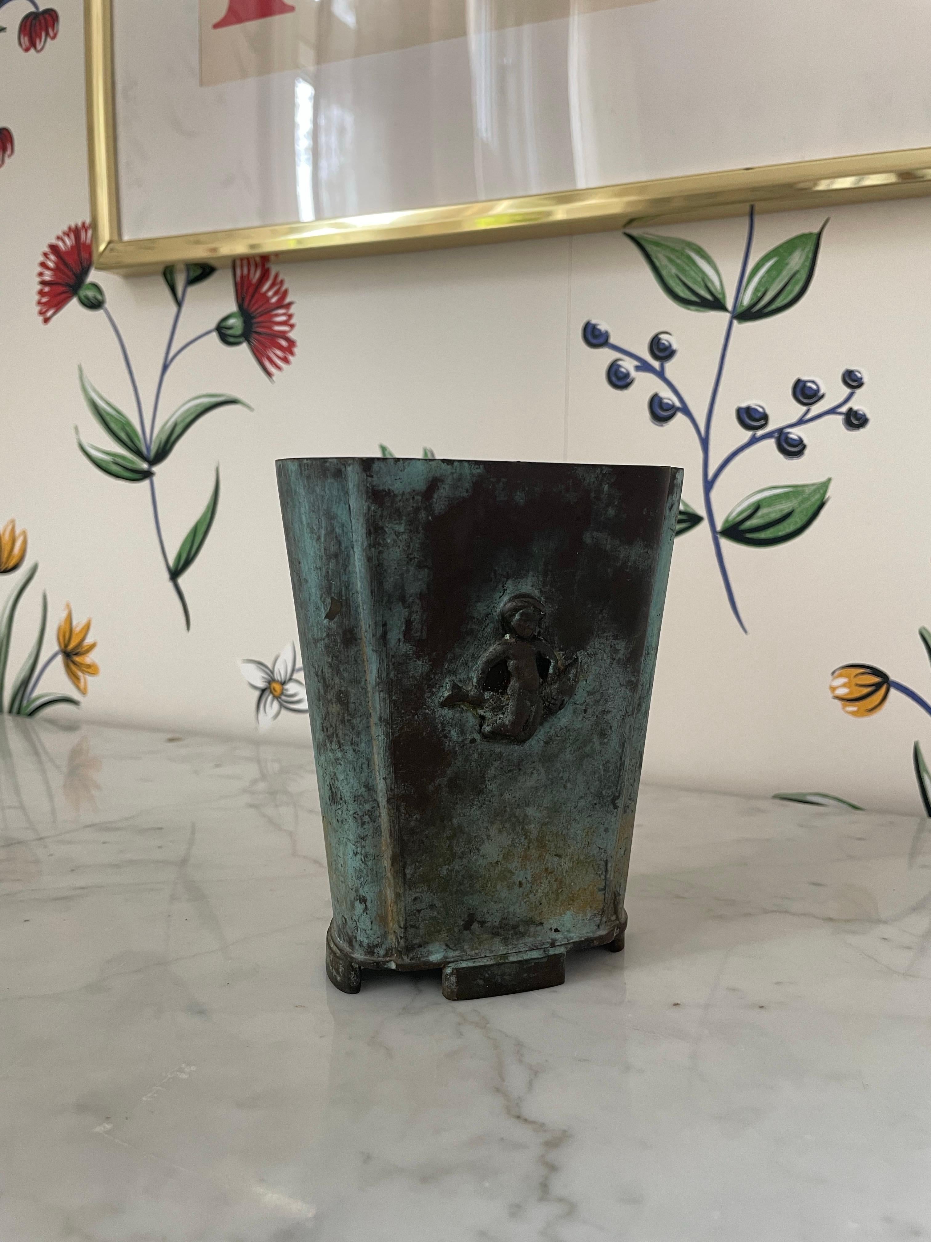 Eine exquisite und seltene Bronzevase des bekannten schwedischen Herstellers GAB (Guldsmedsaktiebolaget) aus den 1930er Jahren. Dieses Stück ist ein Beispiel für die raffinierte skandinavische Handwerkskunst des frühen 20. Jahrhunderts, die die