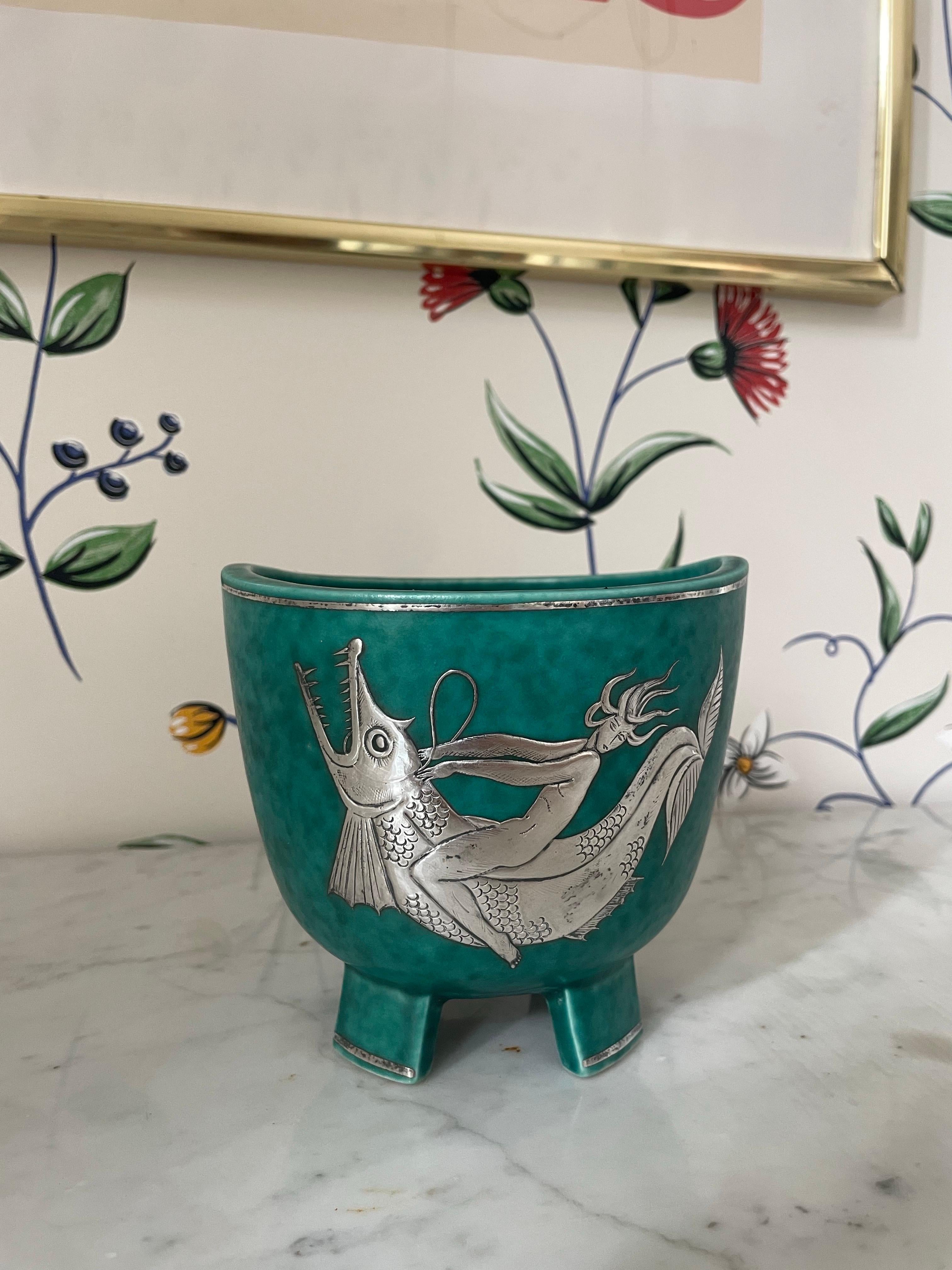 Un eccezionale e raro vaso ARGENTA disegnato da Wilhelm Kåge per Gustavsberg, Svezia, circa 1935. Questo modello presenta uno splendido motivo intarsiato in argento sterling che raffigura una sirena che cavalca un pesce stilizzato: una scena