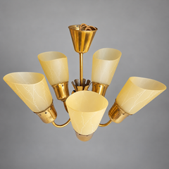 Lampadario moderno svedese in ottone con paralumi in vetro colorato di giallo, anni '40