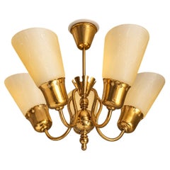 Lampadario moderno svedese in ottone con paralumi in vetro colorato di giallo, anni '40