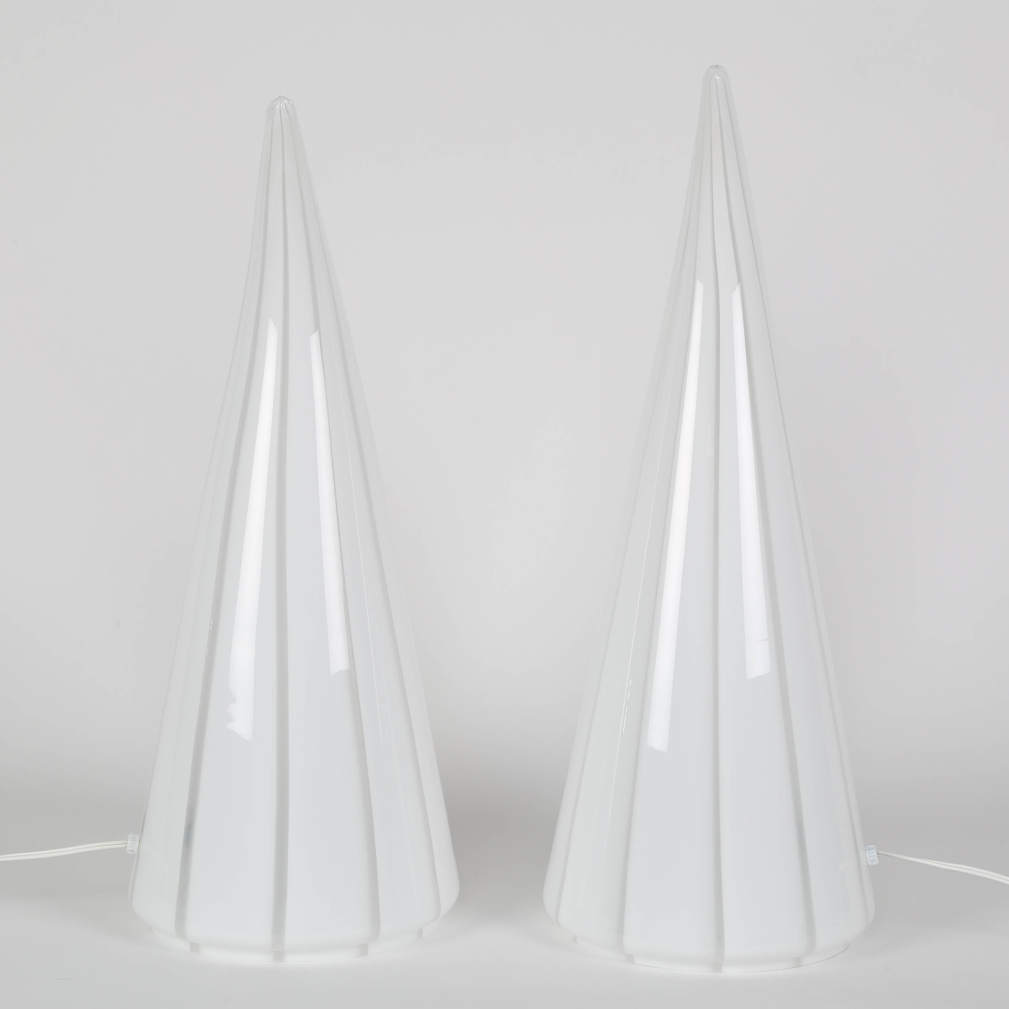 Elegant pair of 1980s Italian handblown-glass table lamps in a bent conical form with alternating stripes of clear and white glass. Lamps bend in opposite directions, enabling the pair to be positioned symmetrically. Each holds a single