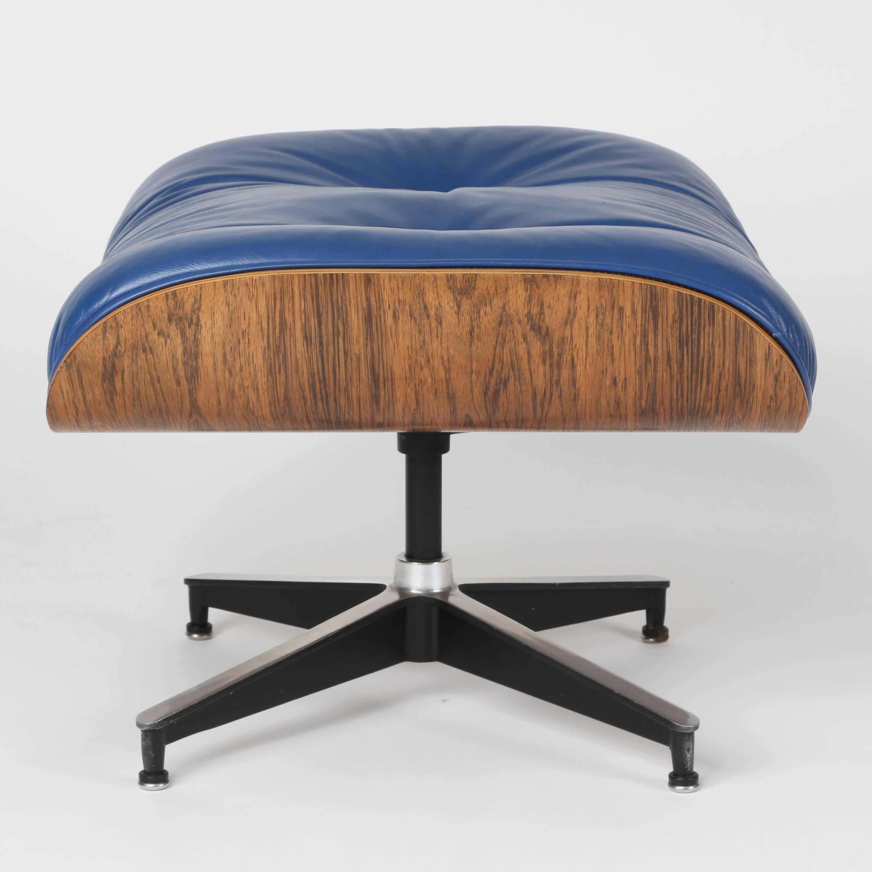 Mid-20th Century Vintage 670-671 Eames Rosewood Lounge Chair and Ottoman in Blue Leather