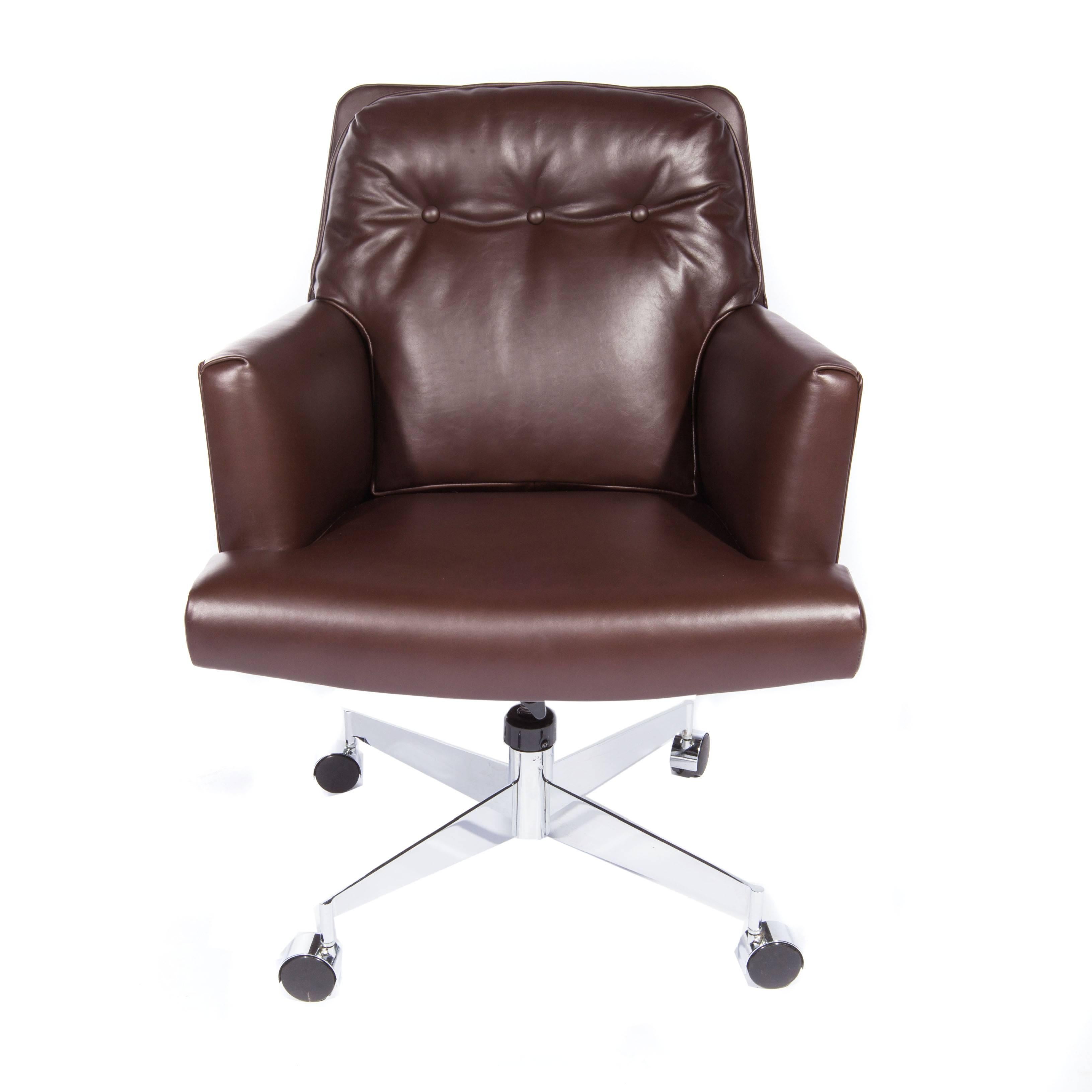 Leather and Chrome Executive Swivel Chair by Dunbar, circa 1960s