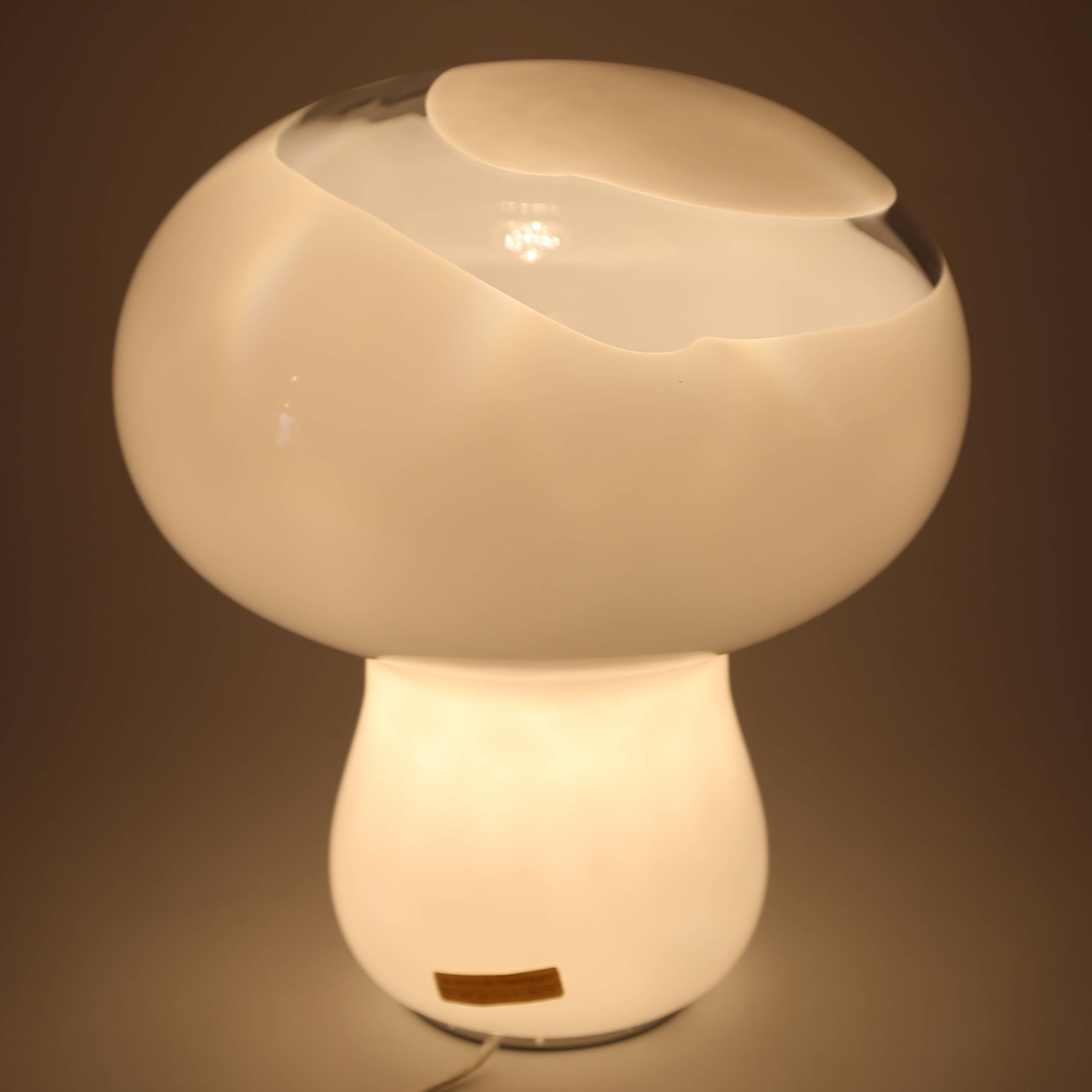Vistosi Clear and White Glass Rounded Mushroom Table Lamp, circa 1970s In Excellent Condition In Brooklyn, NY