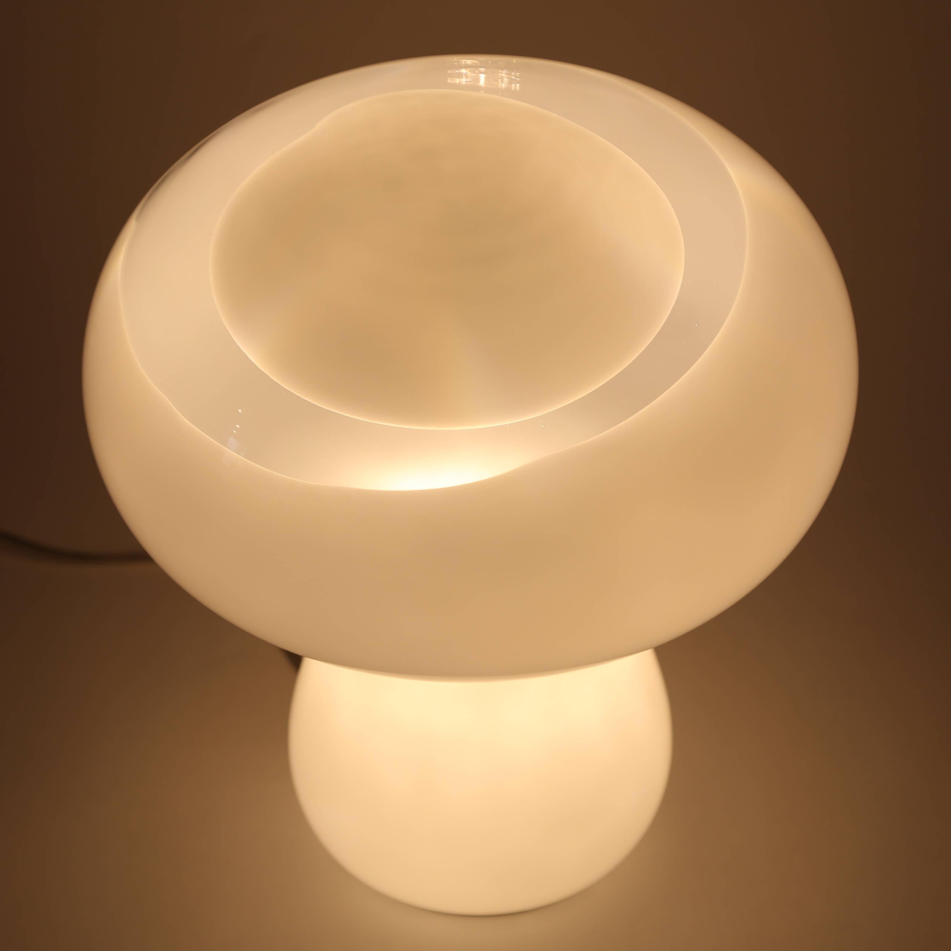Italian Vistosi Clear and White Glass Rounded Mushroom Table Lamp, circa 1970s