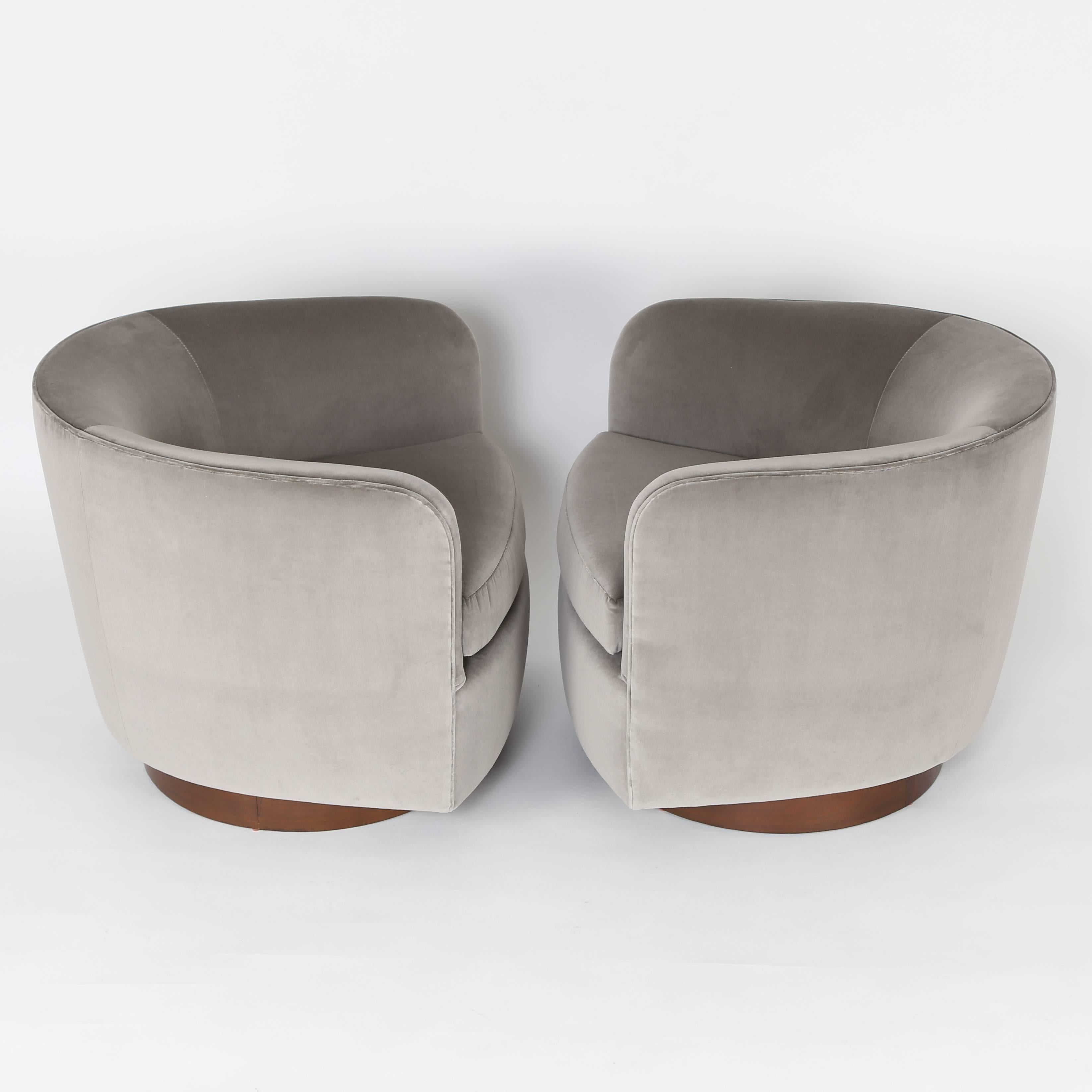 American Pair of 1970s Milo Baughman Tilt and Swivel Lounge Chairs with Walnut Bases