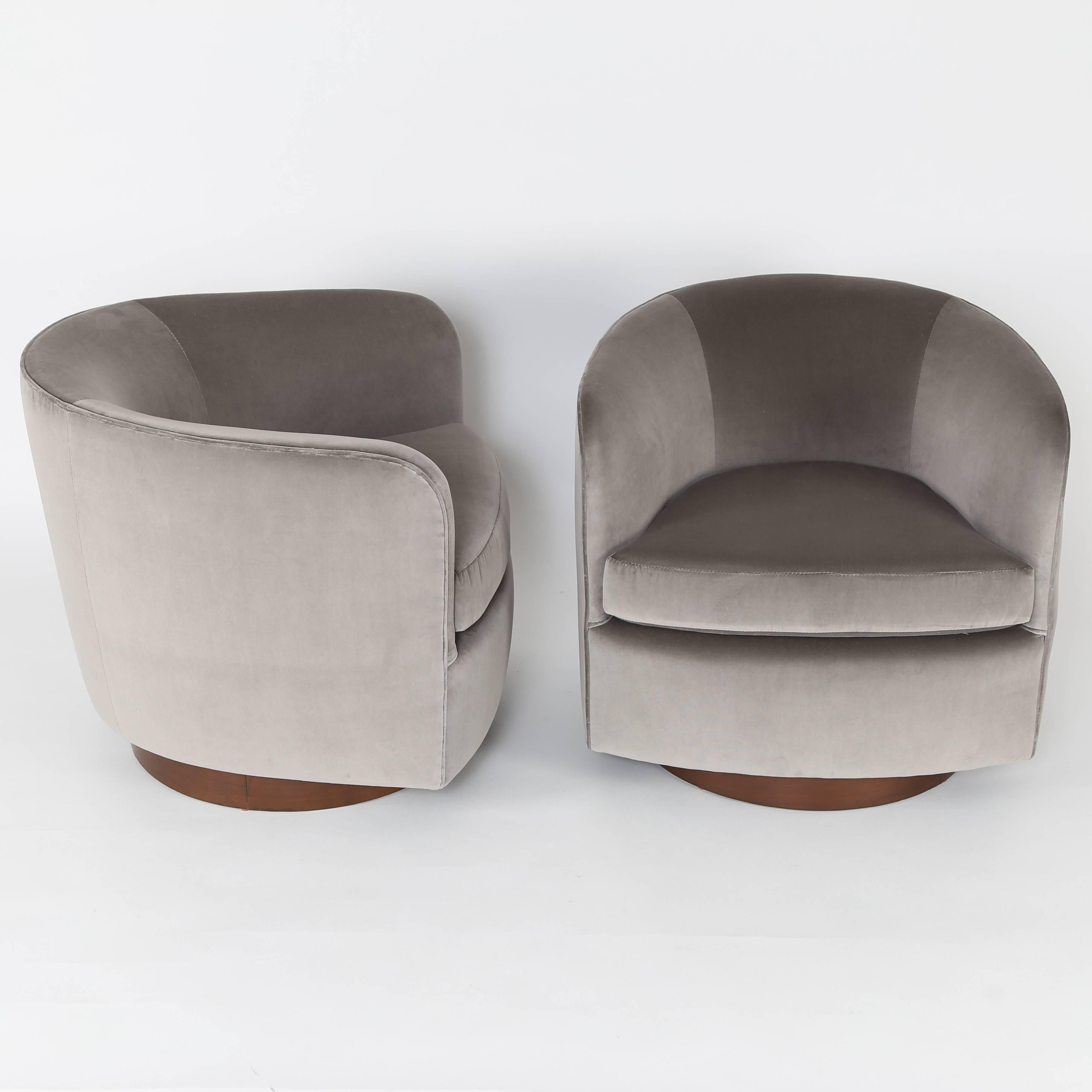 Pair of 1970s Milo Baughman Tilt and Swivel Lounge Chairs with Walnut Bases In Excellent Condition In Brooklyn, NY