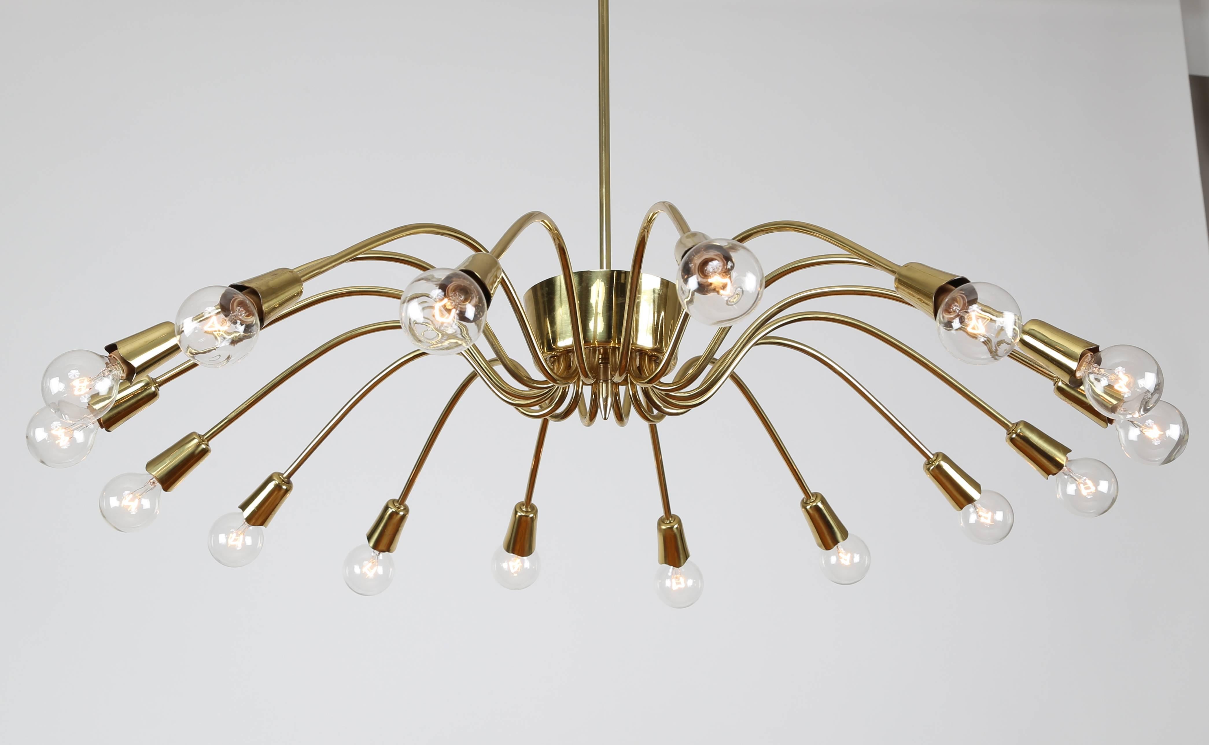 1950s Italian, 16-Arm Brass Spider Chandelier In Excellent Condition In Brooklyn, NY